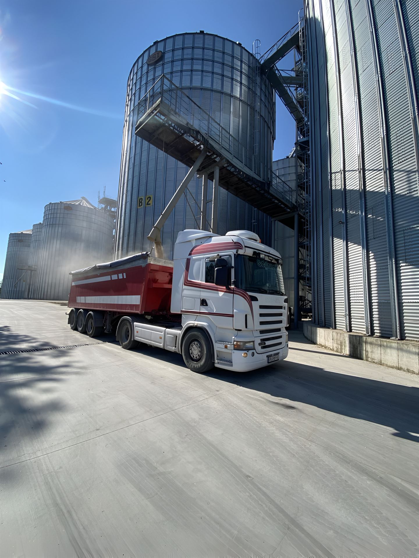 Камион Scania при товарене на зърно под силоз