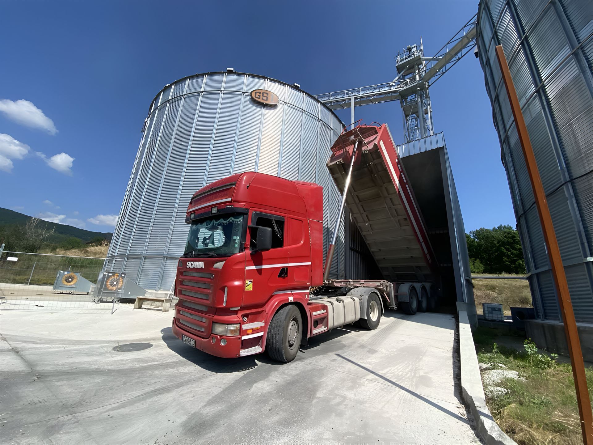 Камион Scania при разтоварване на зърно